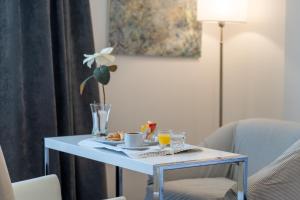 una mesa con una bandeja de comida y bebidas. en Hotel Tolosa en Puerto Madryn