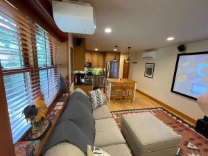 sala de estar con sofá y TV de pantalla plana en Alberta Arts Craftsman ADU en Portland