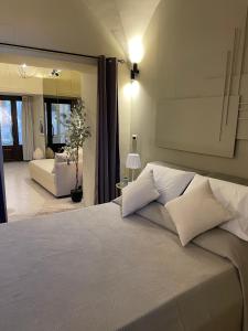 - une chambre avec un lit et un salon dans l'établissement HP Luxury Suite Taormina, à Taormine