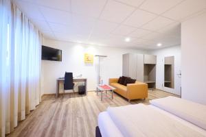 TV a/nebo společenská místnost v ubytování Hotel am Kreisel Self-Check-In by Smart Hotels