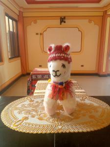 um ursinho de peluche sentado em cima de uma mesa em Hostal Beds of salt Ga em Uyuni