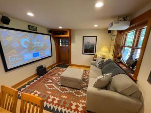 sala de estar con TV de pantalla plana grande en Alberta Arts Craftsman ADU, en Portland