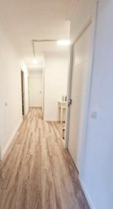 un pasillo vacío de un apartamento con suelo de madera en Evangelista59, en Sevilla