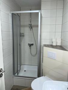 y baño con ducha, aseo y lavamanos. en Diner/Bremerstraße 16, en Ostercappeln