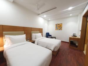 Ein Bett oder Betten in einem Zimmer der Unterkunft The Moziac Hotel
