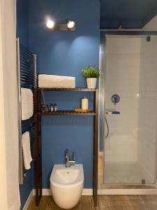 y baño con aseo, lavabo y ducha. en La Terrazza sul Massimo, en Palermo