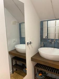 パレルモにあるラ テラッツァ スル マッシモのバスルーム(洗面台2台、鏡付)