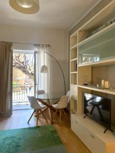 sala de estar con mesa de comedor y chimenea en La Terrazza sul Massimo, en Palermo