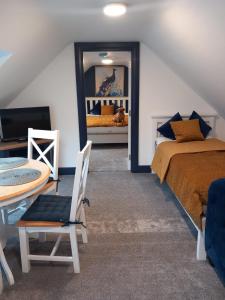 una camera con letto e tavolo, un letto e un tavolo di The Irish Highlands Haven a Ennis