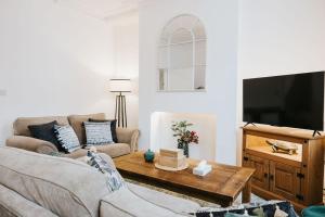un soggiorno con divano e TV di 3 Bed - Modern Comfortable Stay - St Helens Town Centre a Saint Helens