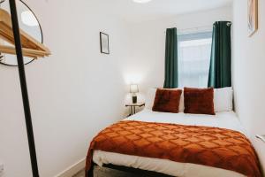 una camera con letto e finestra di 3 Bed - Modern Comfortable Stay - St Helens Town Centre a Saint Helens