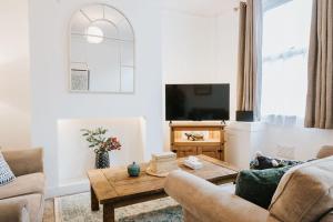 sala de estar con sofá y mesa en Town Center Retreat Stylish 3 Bed Accommodation, en Saint Helens