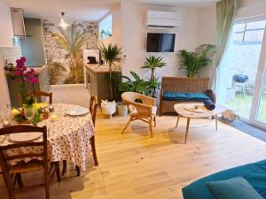 sala de estar con mesa y sillas en Loft CAPUCINE au calme avec jardins 70m2 en Montreuil