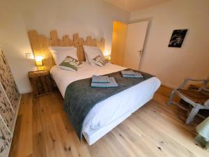1 dormitorio con 1 cama grande y cabecero de madera en Loft CAPUCINE au calme avec jardins 70m2 en Montreuil