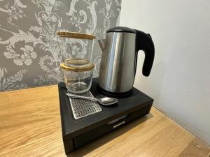 een koffiezetapparaat en een blender op een tafel bij The Strathmore in Tenby