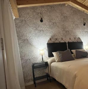 sypialnia z łóżkiem i malowidłem ściennym w obiekcie Apartamentos Sierra w mieście Ezcaray