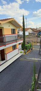 a house with a fence next to a driveway at Flat MP Pluma in Araxá