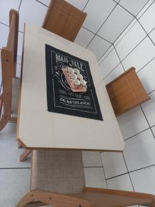 ein Stuhl mit einem Schild auf der Lehne in der Unterkunft Flat MP Pluma in Araxá