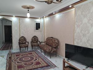 A television and/or entertainment centre at شقة مميزة جدا في قلب العاصمة قريبة من جميع الأماكن والخدمات