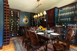 jadalnia ze stołem, krzesłami i stojakami na wino w obiekcie The Weston Hotel w mieście Weston