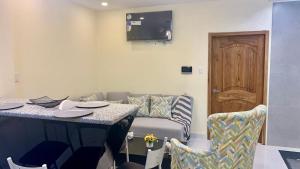 a room with a table and chairs and a television at Hermosa suite 3 elegante con jacuzzi in Guayaquil +7 photos
