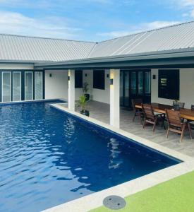 una piscina frente a una casa en Harmonious Bella Villa en Pacific Harbour