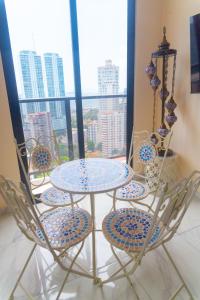 uma mesa e cadeiras num quarto com uma janela em Apartamento en Panamá Céntrico y lujoso en Panamá de la zona Bancaria em Cidade do Panamá