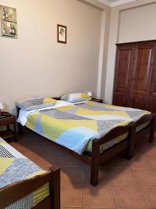 two twin beds in a room with at Agriturismo Vecchio Torchio in Canelli