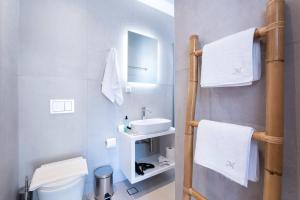 Heaven Villa by Bestofmikonos في أورنوس: حمام مع حوض ومرحاض مع المناشف +30 صورة