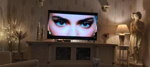 een televisiescherm met een vrouw met blauwe ogen erop bij Royal Apartments Sandra in Štinjan