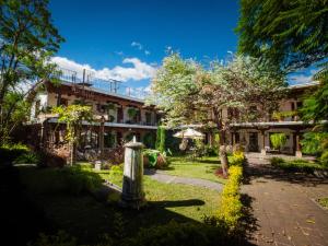 Aed väljaspool majutusasutust Hotel Cacique Real