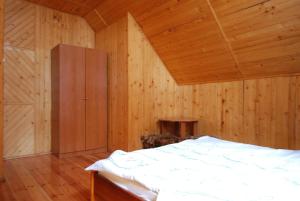 a bedroom with a bed and a wooden ceiling at Domyletnie Pobierowo Duży dom 140m2 z działką in Pobierowo