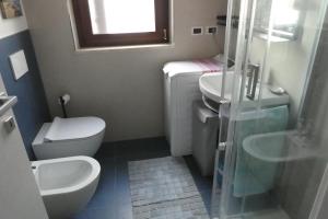 La petite salle de bains est pourvue de toilettes et d'un lavabo. dans l'établissement Apartment il pescatore di sogni, à Pescara