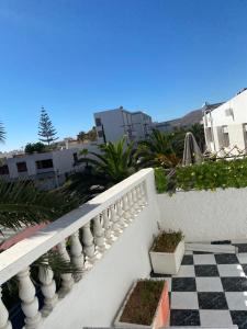 balcón con suelo de tablero de ajedrez y barandilla blanca en Hotel Merry en Agadir