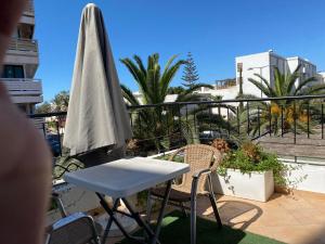 patio con mesa y sombrilla en el balcón en Hotel Merry en Agadir