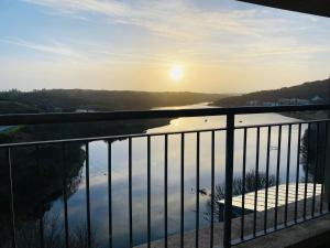 クリフデンにあるApartment 6 @ Clifden Bay Apartmentsのバルコニーから川の夕日を望めます。