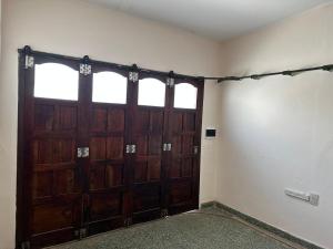 una habitación vacía con un par de puertas de madera en Casa Los Nogales en Cafayate