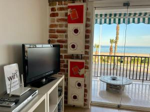 TV a/nebo společenská místnost v ubytování Apartamento frente al Mar