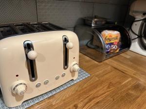 a toaster sitting on a counter next to a stove at Close to Salisbury Cathedral (& Hospital) in Salisbury