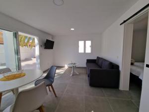 Hoy Caleta Apartments的电视和/或娱乐中心
