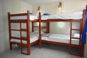 Zimmer mit 2 Etagenbetten in einem Zimmer in der Unterkunft Punta Cocos Beach Casitas in Zorritos