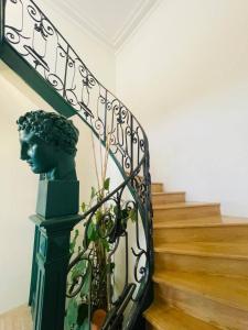 una escalera con una estatua al lado de una escalera en Maison Georges en Tourcoing