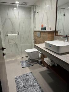 Salle de bains dans l'établissement Bellagio by ZN 1BK Studio Self check in Garden DHA