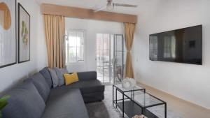 sala de estar con sofá azul y TV en 2 BR Penthouse Condo Puerto Vallarta, en Puerto Vallarta