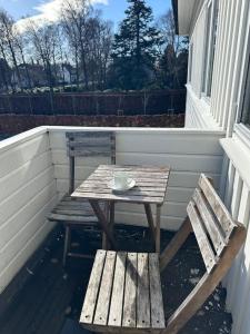 una mesa y dos sillas sentadas en un porche en Sentralt og nyoppusset, en Stavanger