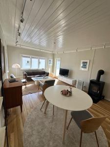 sala de estar con mesa y sofá en Sentralt og nyoppusset, en Stavanger