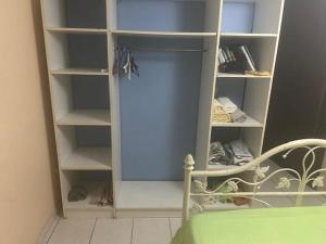 a room with a closet with a book shelf at DOMAINE DE KANELLE A DESFARGES in Rivière-Pilote