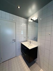 y baño con lavabo y espejo. en Sentralt og nyoppusset, en Stavanger
