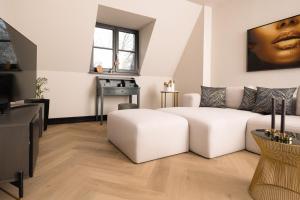 sala de estar con sofá blanco y mesa en * Stadtvilla Plauen * * außergewöhnlich * 2 Zimmerwohnung * Zentrumsnah, en Plauen