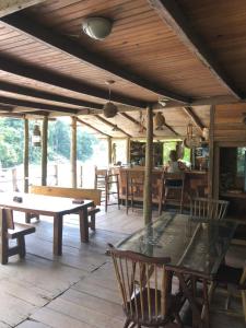 Restoran või mõni muu söögikoht majutusasutuses Jungle River Lodge